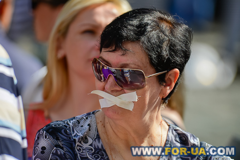 В Киеве пикетируют налоговую, требуя вернуть «Вести»