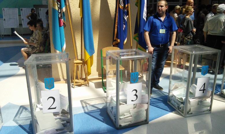В Харькове мужчина попытался украсть урну для голосования