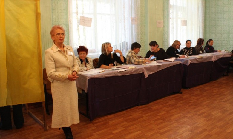 В Николаеве «спортсмены» штурмуют избирательный участок