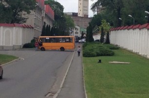 Десятки вооруженных людей приехали к резиденции Ахметова