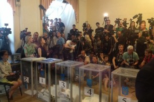 Порошенко выбирал президента в окружении толпы журналистов