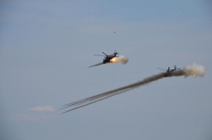 Украинский вертолет уничтожил зенитку боевиков в аэропорту Донецка