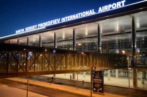 Донецкий аэропорт прекратил обслуживание рейсов из-за боевиков