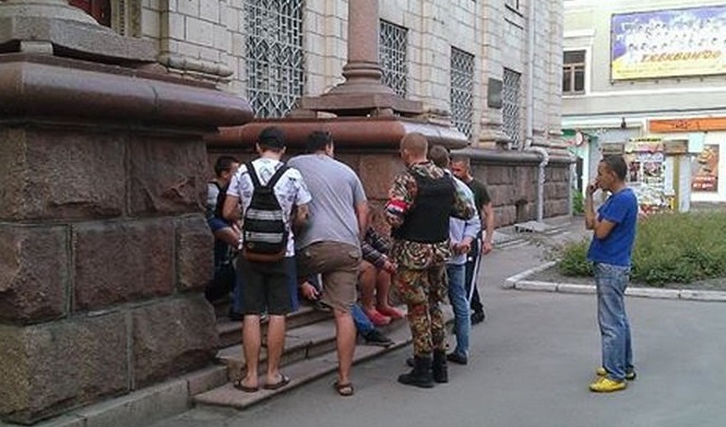 В Житомире вооруженные люди захватили штаб «Правого сектора»