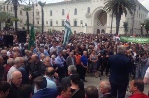 В Абхазии штурмовали президентский дворец и добились отставки правительства