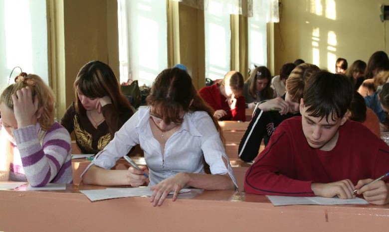 В Луганской области учебный год для школьников закончился досрочно