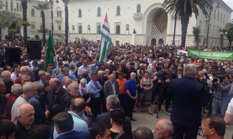 В Абхазии штурмовали президентский дворец и добились отставки правительства