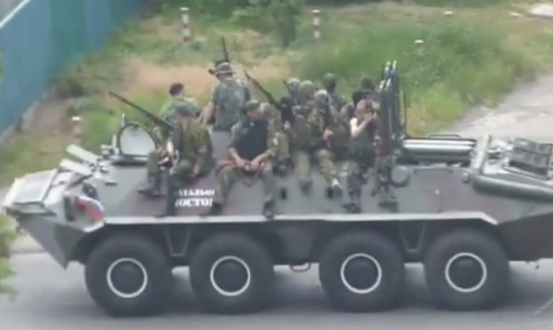 По центру Донецка прошла военная колонна ДНР