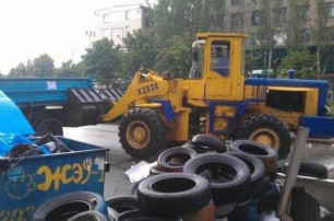 Возле Донецкой ОГА трактором разбирают баррикады