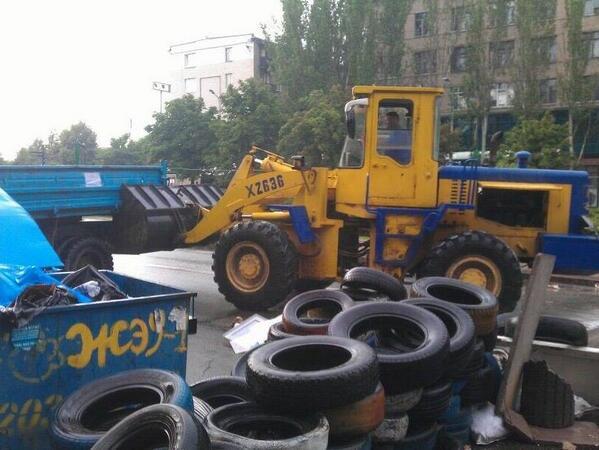 Возле Донецкой ОГА трактором разбирают баррикады