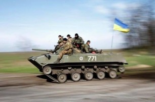 В сторону Мариуполя движется бронетехника под украинскими флагами