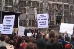 В Германии собрался митинг против «террориста» Яценюка