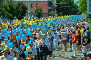 Днепропетровские выпускники выпустили в небо сотни желтых и голубых воздушных шариков