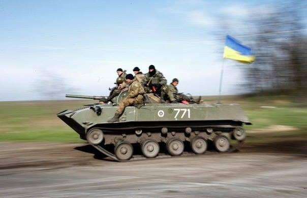 В сторону Мариуполя движется бронетехника под украинскими флагами