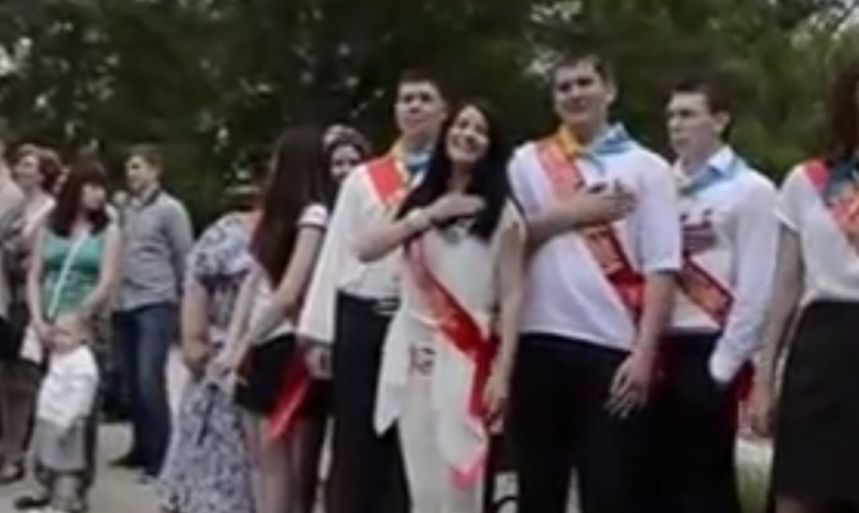 В Ялте выпускники спели гимн Украины, вместо звучавшего российского