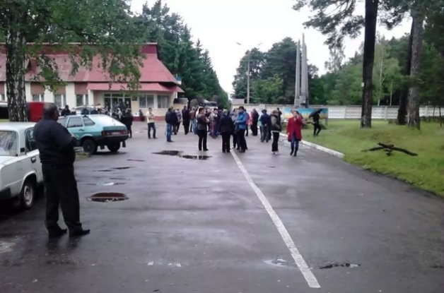 В Яворове люди блокируют воинскую часть