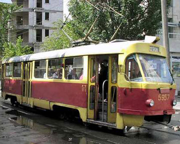В Киеве трамвай снес светофор
