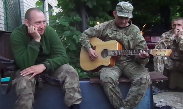 Бойцы Нацгвардии поют песни под залпы минометов в Славянске