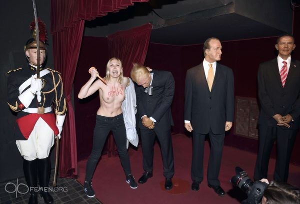 Femen вбили осиновый кол в грудь воскового Путина