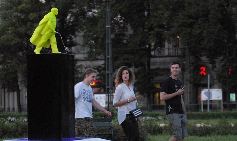 В Кракове установили памятник писающему Ленину