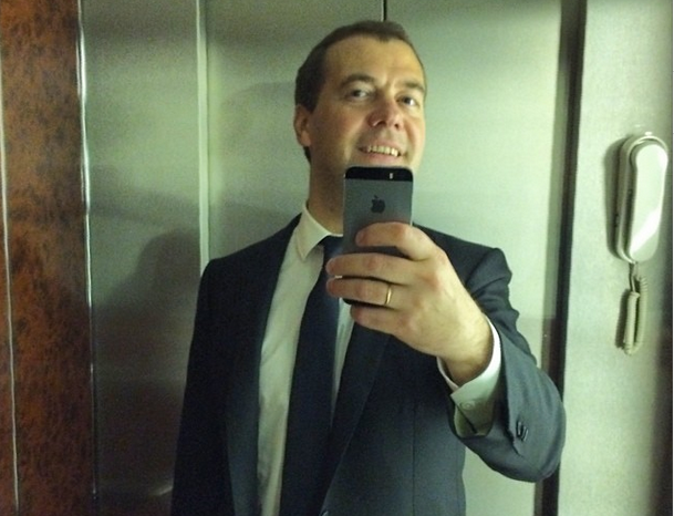Дмитрий Медведев отметил свои успехи в Instagram, сделав селфи в лифте