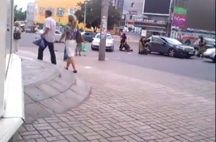 В центре Мариуполя люди в масках угнали «Хонду» с пассажирами