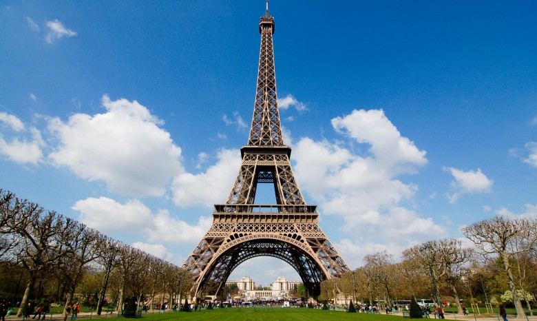 Эйфелеву башню в Париже закрыли для туристов