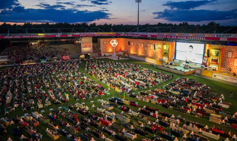 На стадионе Берлина фанаты смотрят ЧМ-2014 на диванах