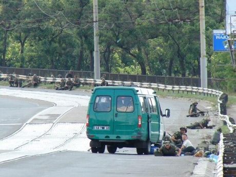 В Мариуполе из гранатометов расстреляли автомобиль пограничников. Есть погибшие