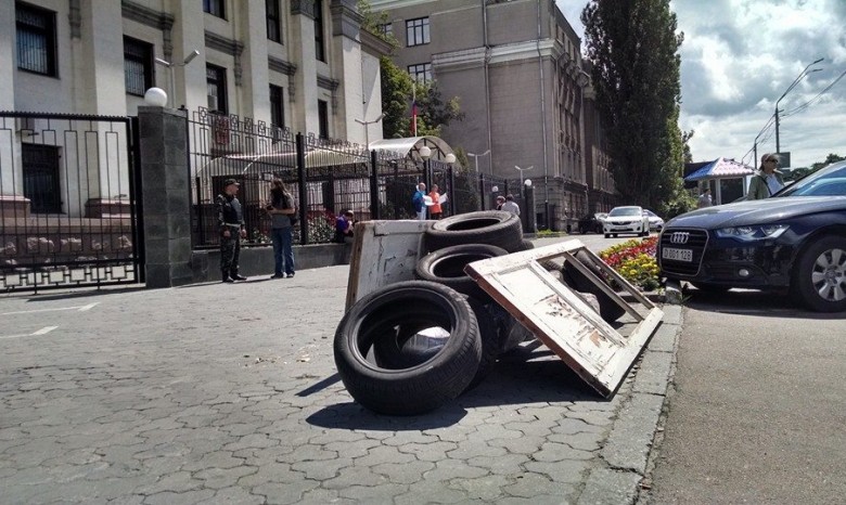 В Киеве активисты заблокировали шинами вход в посольство РФ