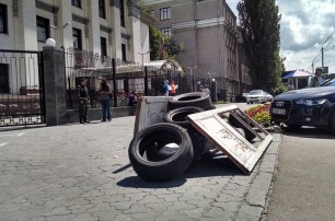 В Киеве активисты заблокировали шинами вход в посольство РФ