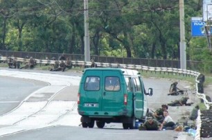 В Мариуполе из гранатометов расстреляли автомобиль пограничников. Есть погибшие