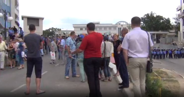 В Одессе люди с флагами «Правого сектора» пикетируют российское консульство