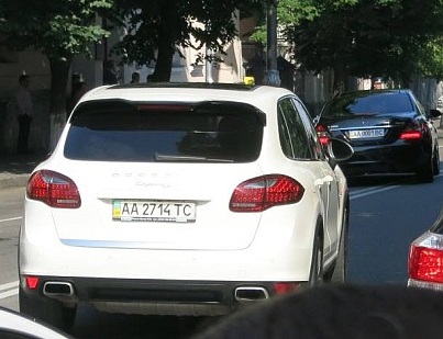 Анна Герман пересела на белый Porsche Cayenne