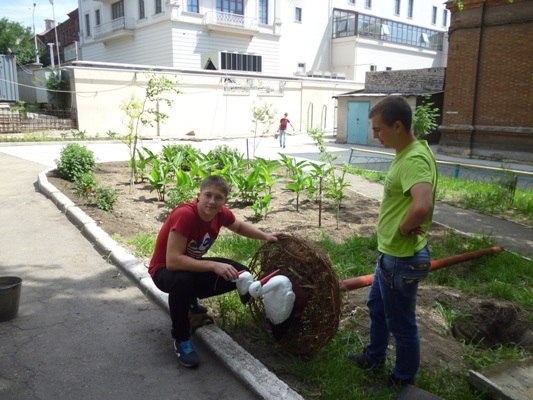 В Мариуполе студенты-сварщики установили символ мира