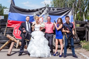 В зоне АТО на Донбассе играют свадьбы с автоматами в руках