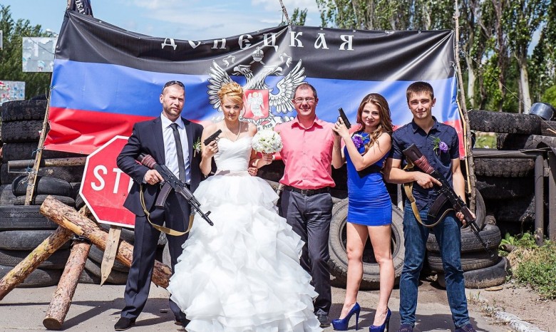 В зоне АТО на Донбассе играют свадьбы с автоматами в руках