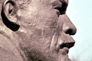 На Херсонщине один памятник Ленину свалили, а второму отбили голову
