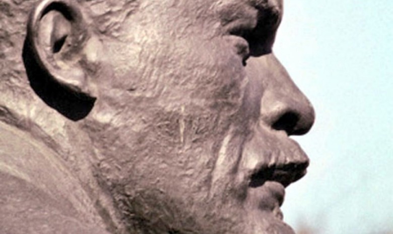На Херсонщине один памятник Ленину свалили, а второму отбили голову