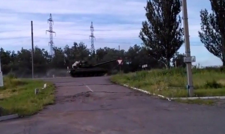 Появилось видео бронеколонны под крымскими флагами у Алчевска