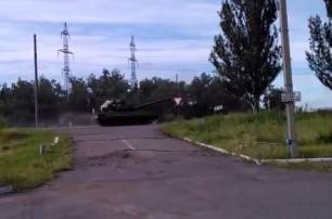 Появилось видео бронеколонны под крымскими флагами у Алчевска
