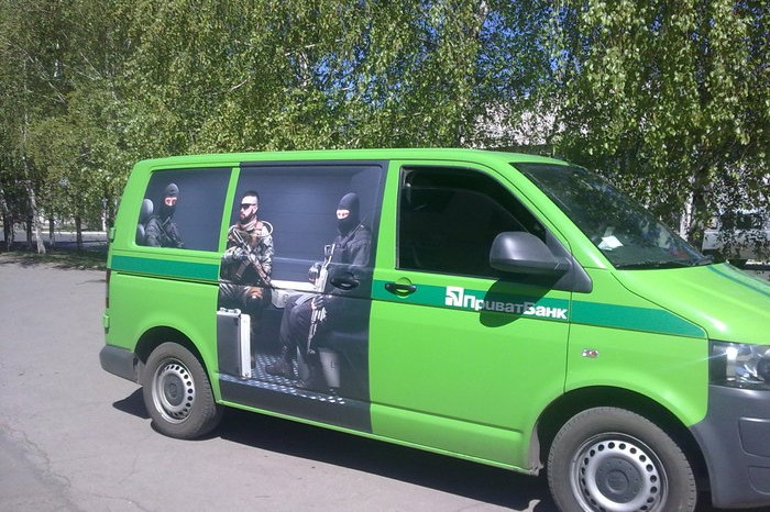 В Луганске автоматчики в масках отобрали у инкассаторов «ПриватБанка» 1 млн грн