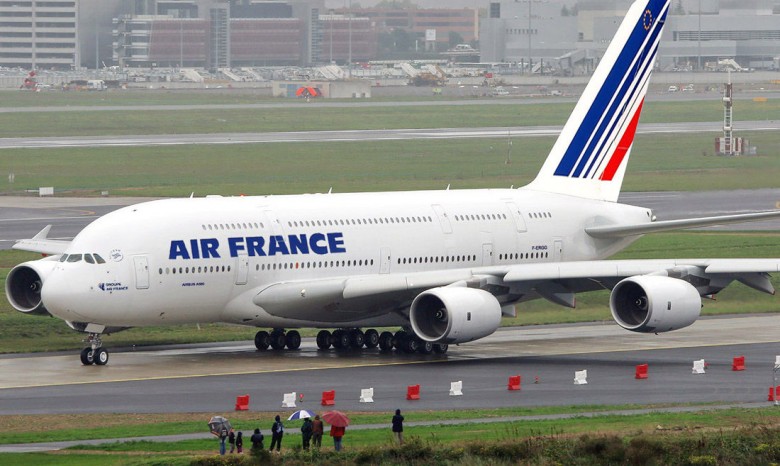 Во Франции будут бастовать авиадиспетчеры, тысячи рейсов отменят
