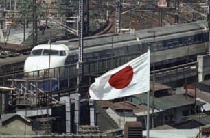 В Японии из-за оползня поезд сошел с рельсов
