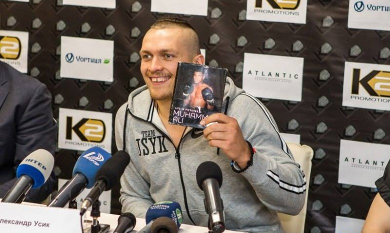 Украинский боксер Александр Усик хочет переехать в США