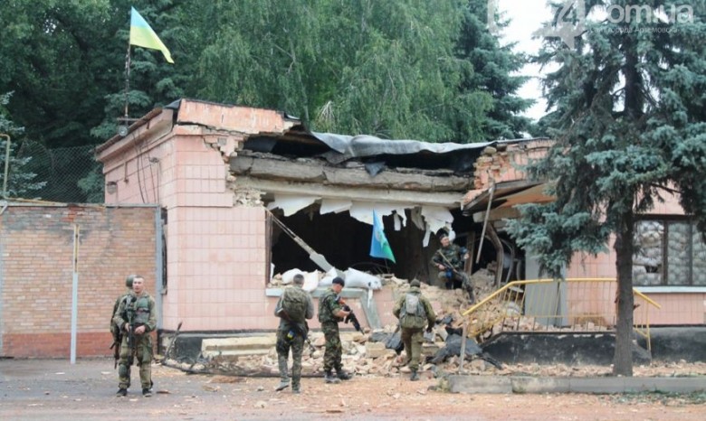 ДНРовцы расстреляли из танка военную базу в Артемовске
