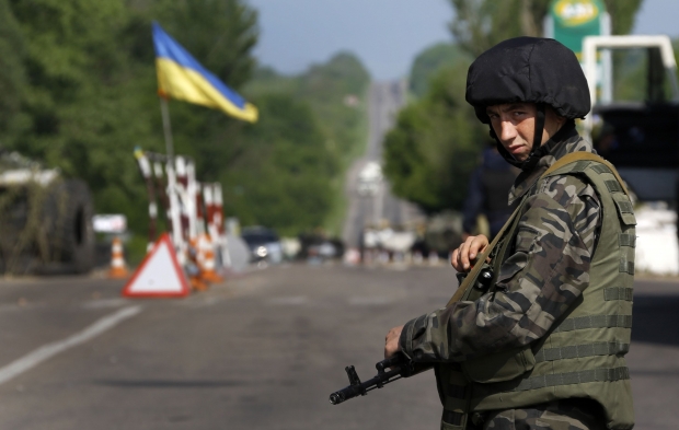 На Донбассе возобновился обстрел блокпостов сил АТО