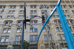 На Майдане установили баскетбольную площадку и туалеты