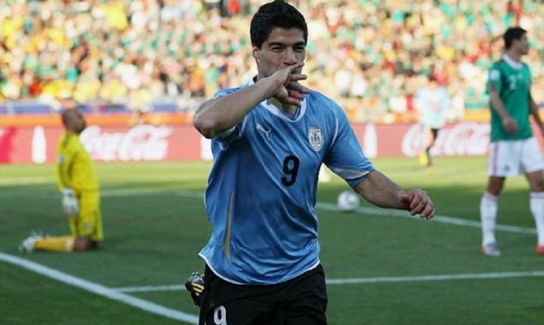 Президент Уругвая защищает Суареса и критикует FIFA