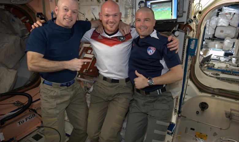 Американских астронавтов на МКС обрили из-за спора о ЧМ-2014